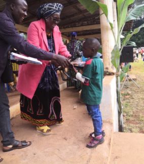 Distribution Fournitures scolaires dans une école rurale de BAYANGAM (Septembre 2023)
